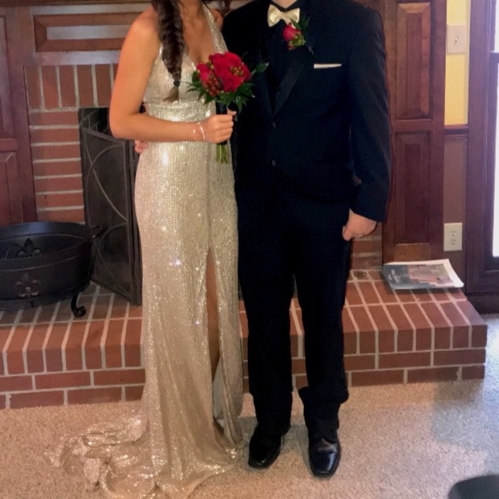 SELLING THIS BEAUTIFUL PROM DRESS